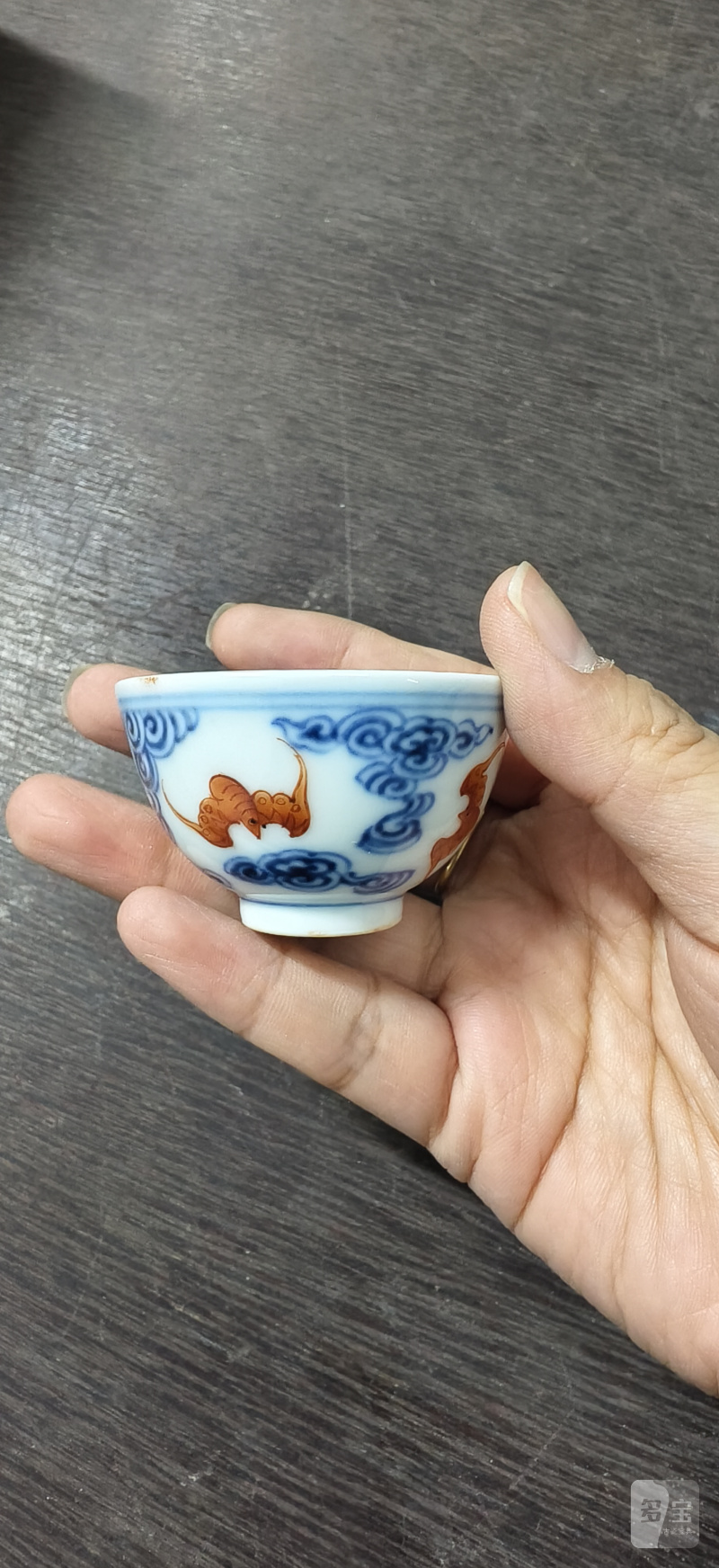 清 青花矾红洪福齐天纹杯 - 图5